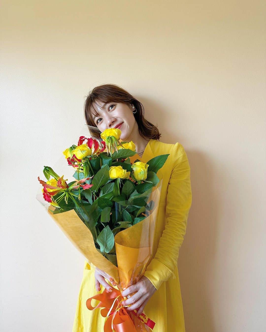 黒田りさのインスタグラム：「🌼 今年も無事に歳を重ねることができました🫶 たくさんのメッセージほんとにありがとうございました✨ (ゆっくり読んでお返事させてください☺️)  前日から湯らっくす→青島サウナと大好きなサウナ三昧。ふらっと入ったカフェで初めましてのみなさんが歌ってくれたり、お友達が集まってお祝いしてくれたりと幸せな時間でした🕊  とってもマイペースな私ですが、周りにいてくれる家族やお友達、お仕事仲間、そして応援してくださる方々に改めて恵まれているなあと実感し、心がぽかぽかです🫧  周りの人に笑顔と愛を届けられるよう、わくわくする気持ちを大切に、ハッピー人間度を高めてゆきますっ！  あと、英会話習得が今年の目標です✌️  関わってくださる全ての皆さん、 いつも本当にありがとうございます☺️🫶  2023.4.14」