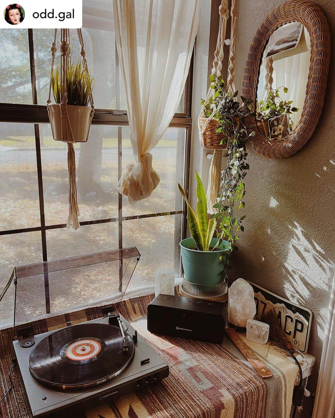 Audio-Technica USAさんのインスタグラム写真 - (Audio-Technica USAInstagram)「#FanPhotoFriday: Don’t mind us. We’ll be here spinning records all weekend long. Thanks for sharing Instagram user, @odd.gal! Learn more about our collection of turntables at the link in our bio.⁠ .⁠ .⁠ .⁠ #AudioTechnica #Turntable #RecordPlayer #Record #Weekend #Spinning #Vinyl」4月15日 2時02分 - audiotechnicausa