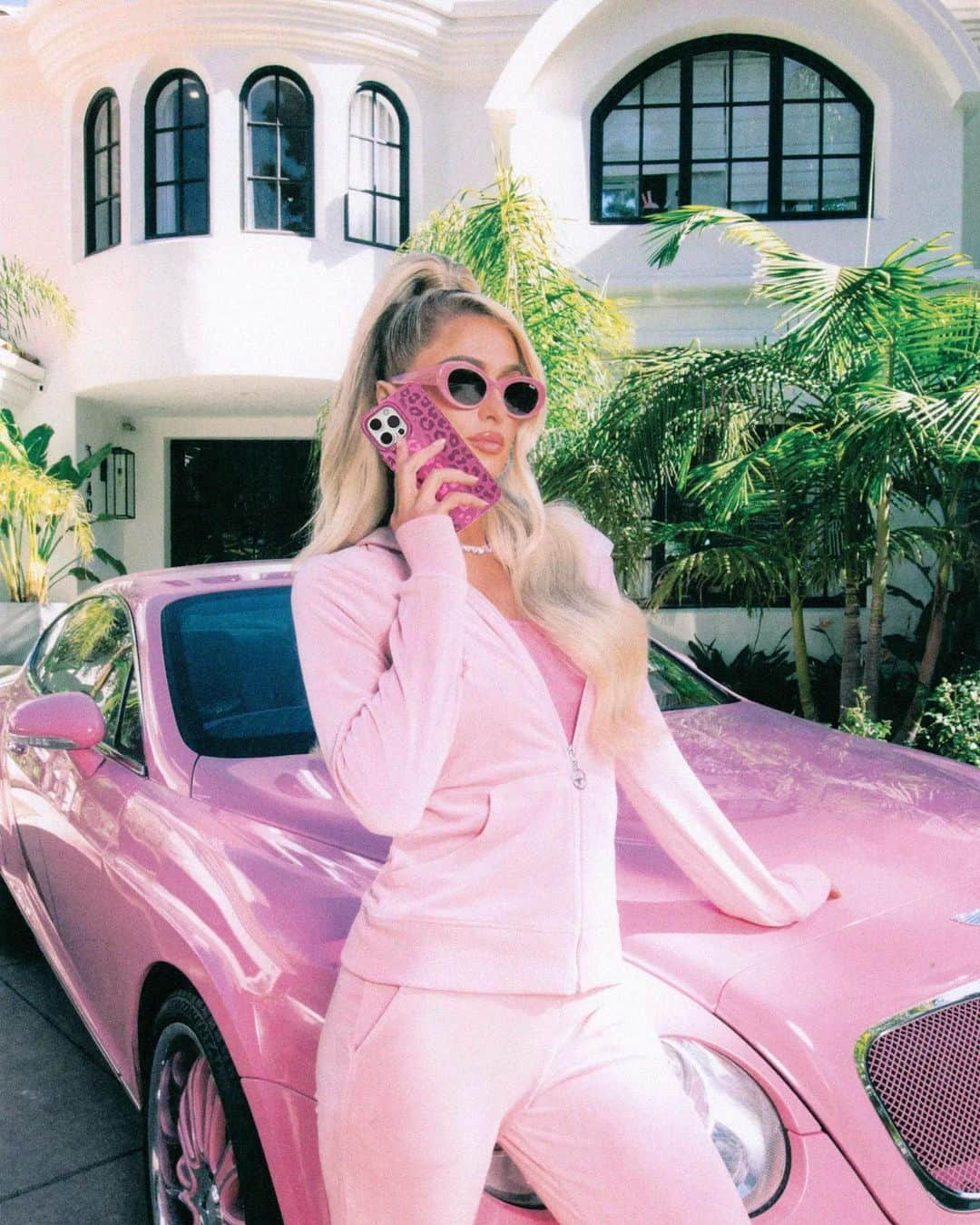 VELVETCAVIARさんのインスタグラム写真 - (VELVETCAVIARInstagram)「As we head into the summer season, all we can say is, “That’s hot.” 🩷🔥  #thatshot #parishilton #velvetcaviar #summer」4月15日 3時00分 - velvetcaviar