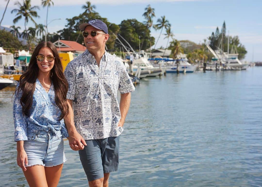 レインスプーナーのインスタグラム：「Celebrating Lahaina Sailor Day with a tour around historic Lahaina, Maui with @slatertrout and @stacietrout. Our iconic print was originally inspired by the bandanas worn by the whalers who stayed in Lahaina, Maui. Originally known as Lele, Lahaina was was declared the royal capital in 1802 by King Kamehameha and eventually became a whaling destination with thousands of sailors and boats taking leave in Lahaina Harbor. Over the years the town has transformed into a a Maui hotspot with dozens of art galleries and a variety of unique shops and restaurants. Swipe through the gallery to take a virtual vacation to one of our favorite towns in Hawaii. Don’t forget, if you’re in Hawaii stop by one of our stores today wearing Lahaina Sailor to receive a free bucket hat (while supplies last). Happy #lahainasailorday」