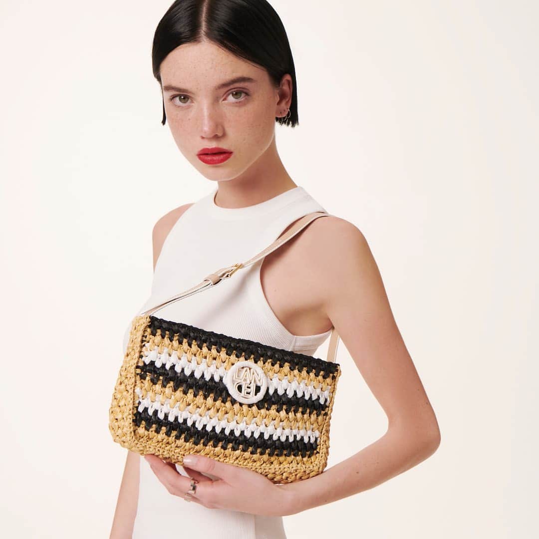 ランセルのインスタグラム：「Cool and chic, this bag is made to enhance your summer look.  ••• À la fois cool et chic, ce sac est fait pour sublimer vos looks d’été ☀️  Roxane – Santa Monica Animation – Multico Cappuccino  #LancelParis #SS23 #LancelTwist #RoxaneByLancel」