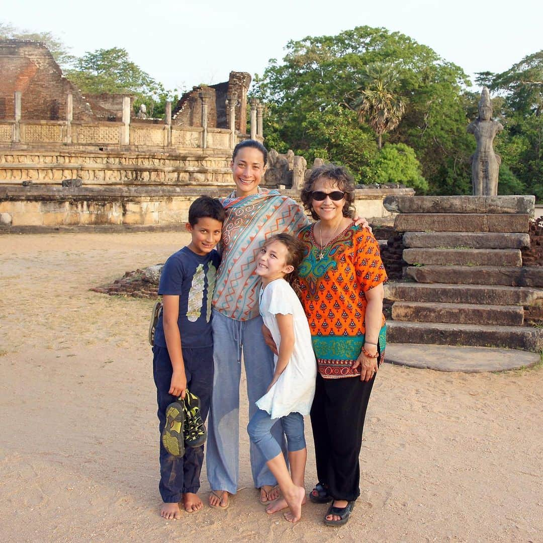 ナイジェル・バーカーさんのインスタグラム写真 - (ナイジェル・バーカーInstagram)「Happy Sri Lankan New Year! A few years ago I got the opportunity to take my family to Sri Lanka, where my mother is from, and with my mum we toured from one side to the other visiting tea plantations, jungles, temples, beaches and a myriad of exotic animals and of of course extraordinary warmth and kindness from my fellow Sri Lankans. It’s been too long, hopefully we will have the chance to visit the Pearl of the Indian Ocean again soon  Thanks @cinnamonhotels for taking care of us 🙏🏽🙏🏽 #flashbackfriday #travel #cobra #elephant #monkey #family」4月15日 3時00分 - nigelbarker