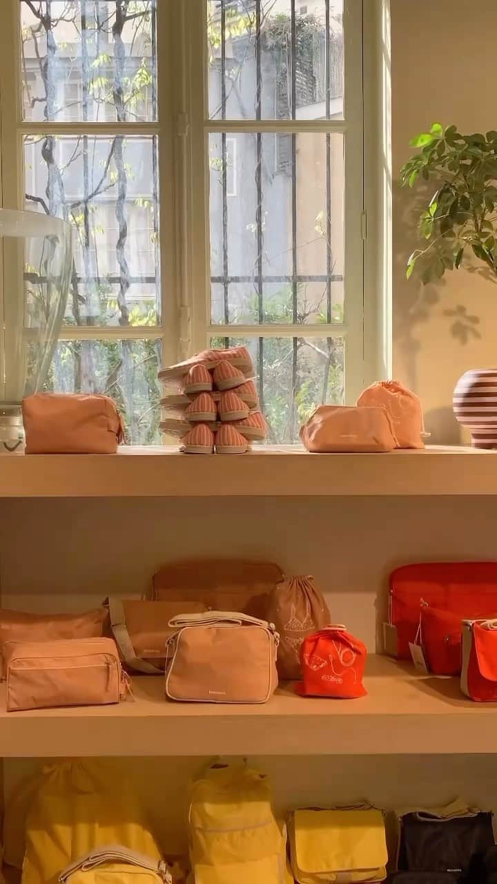 ベンシモンのインスタグラム：「Come say Hi 👋🏼!  Nos boutiques ont accueilli plein de nouveautés 🎉 et ça tombe bien le printemps semble vouloir s’installer pour de bon ☀️…dès ce week-end 🤞🏻!  Tous nos horaires de boutique sont disponibles sur Bensimon.com.  #Bensimon #Bensimonlovers #springarrivals #instorenow #Beiconic   Our stores have been welcoming new spring arrivals 🎉 and it’s a good thing: spring seems to be settling in for good ☀️... this weekend 🤞🏻!  All of our store hours are available on Bensimon.com.」