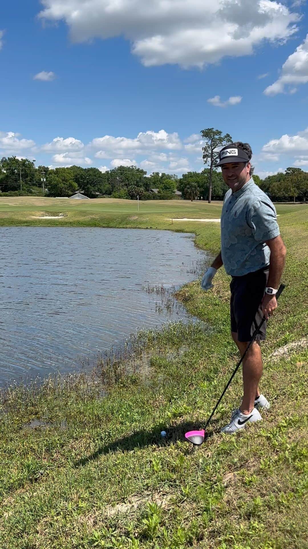 バッバ・ワトソンのインスタグラム：「Guys driver off the deck skip on to the green isn’t that tough!🤔🥱 #youseeit #skipit #livgolf #RangeGoatsGC」