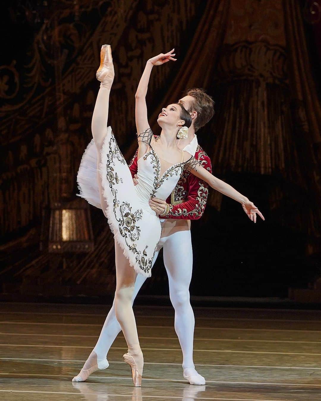 マリア・コーレワのインスタグラム：「While I’m getting ready to step on stage in a full length “Don Quixote” production after tomorrow, here are some photos from this Tuesday’s performance of Act 3 Pas de Deux with @_evgeny_konovalov_balletfamily ✨💃🏻 Moments as always beautifully captured by @anfffoto   Пока я готовлюсь выйти в трехактном «Дон Кихоте» уже послезавтра, делюсь с вами несколькими кадрами нашего с @_evgeny_konovalov_balletfamily Па де Де из 3го акта в концерте на сцене Мариинского в этот вторник ✨💃🏻 Замечательные фото как всегда сделал @anfffoto」