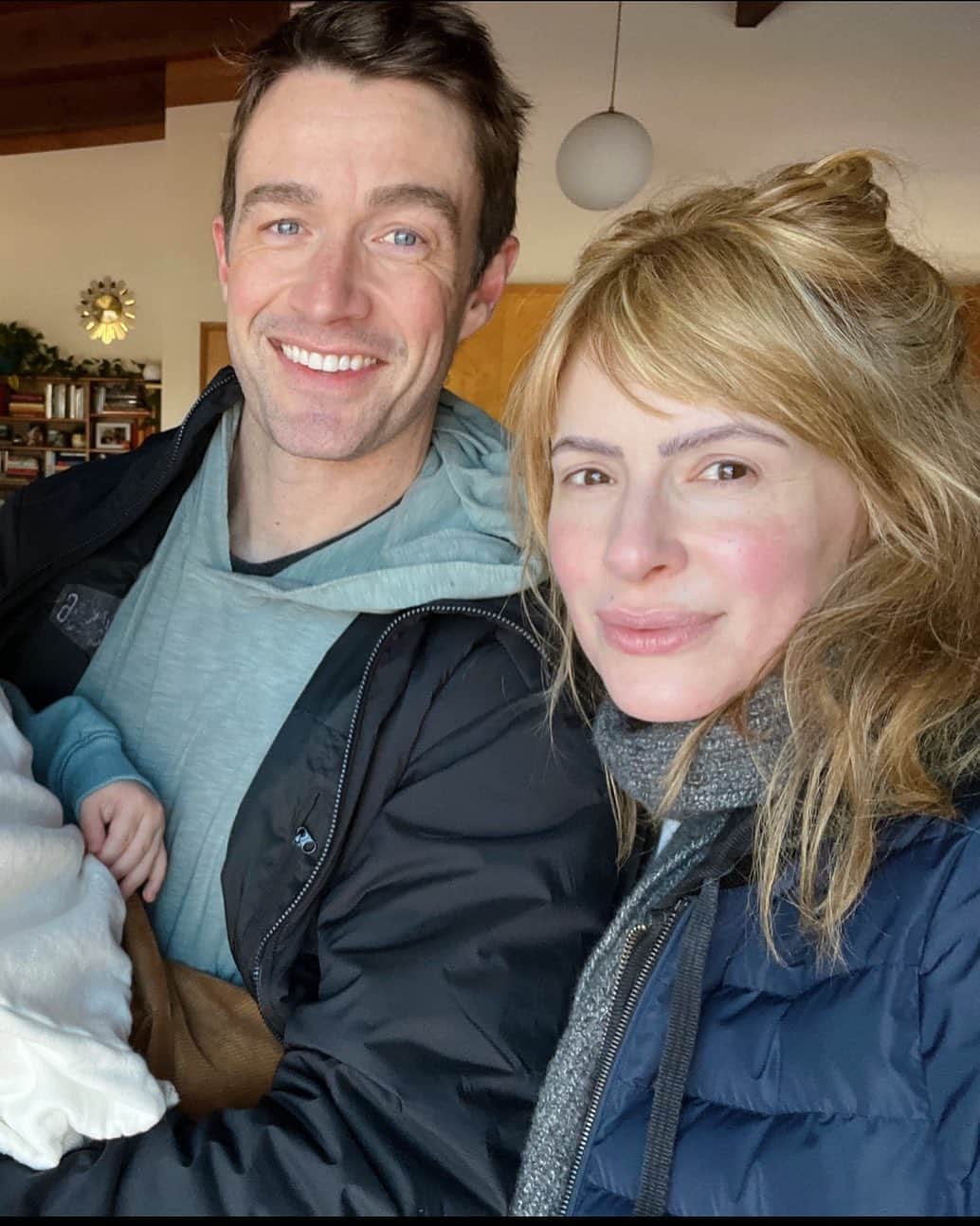 ロバート・バックリーのインスタグラム：「Five years ago today this beauty and I tied the knot. Since then, she’s turned our house into a home, hand made the most beautiful, perfect little boy and continues to make my life brighter and better on a daily basis. You’re the very best one, @jennywade, and I’m so grateful you’re my wife. Happy Anniversary ❤️」