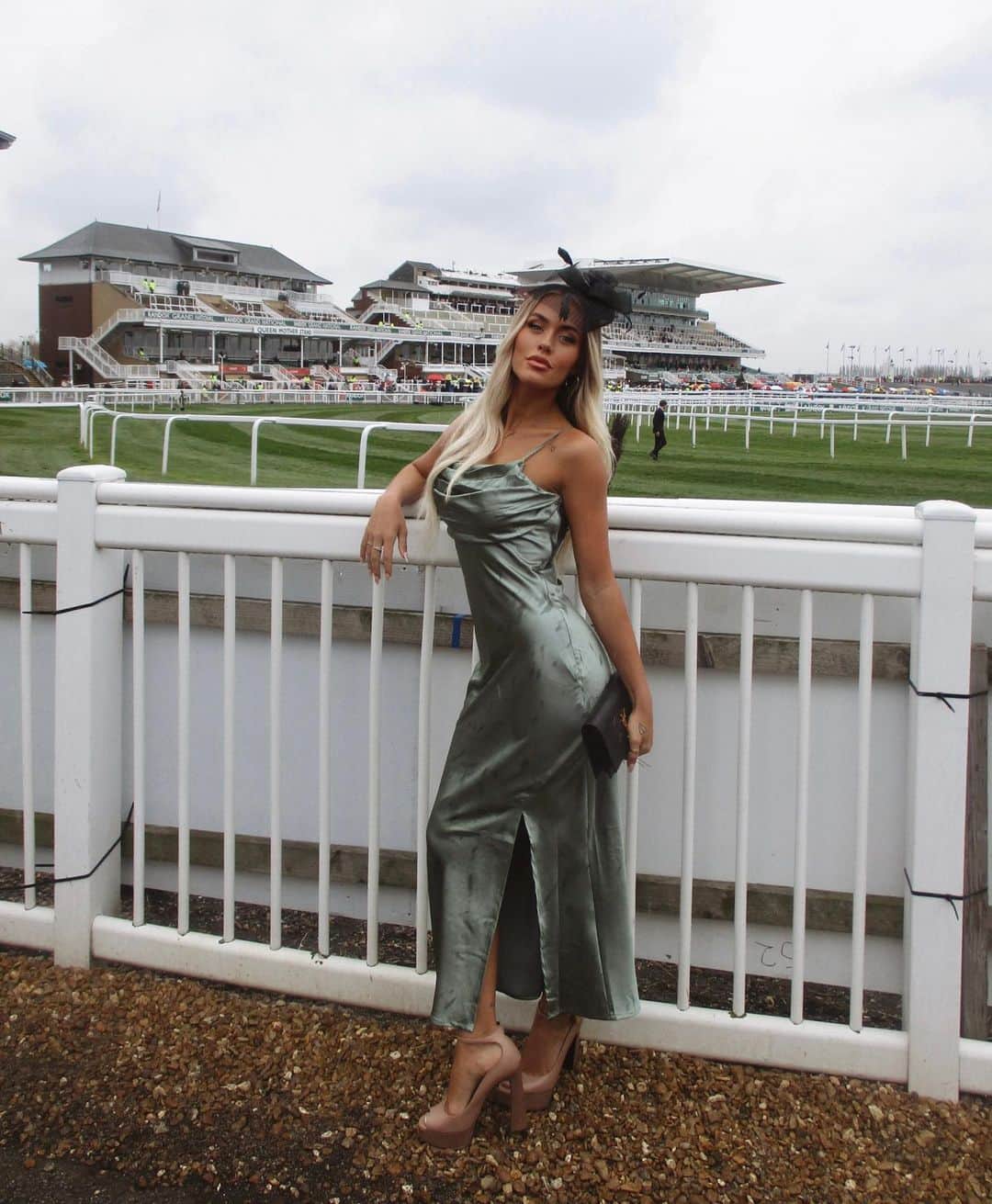 ロッティー・トムリンソンのインスタグラム：「Rainy Aintree 🥲 wearing @quizclothing #quizclothing ad 🤍」