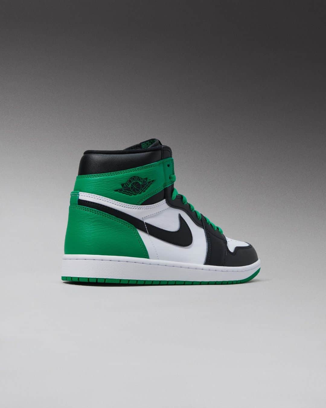 Flight Clubのインスタグラム：「Classic color blocking on the Air Jordan 1 Retro High OG 'Lucky Green' recalls a defining moment from MJ's legacy. A lookback at his 63-point playoff performance against the Boston Celtics in '86, the timeless silhouette sports a crisp white base with black and green overlays. A woven Nike tongue tag signs off the look.」