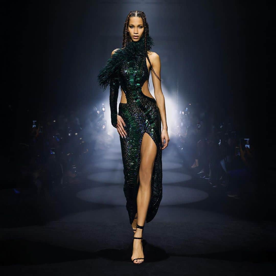 ジュリアンマクドナルドのインスタグラム：「Possessing a mesmerizing elegance, an alluring goddess took on the @JulienxGabriela catwalk in a deep malachite green lasercut plexi couture gown layered over hand-cut wave sequins in a serpent-inspired body-wrapped embellishment finished with Italian ostrich dyed feathers.  Big thank you to all who contributed to a successful JULIENxGABRIELA AW24 show:  Styling: @karlplewka Makeup: @wendyrowe Hair: @sammcknight1 Nails: @glitterbels Shoes: @charkviani Belts: @jivomir.domoustchiev Tanning: @cocoandeve Production: @mybeautifulcity Music: @djsmokinjo Casting: @angusctmunro PR: @purplepr Official Sponsor: @weshopsocial」