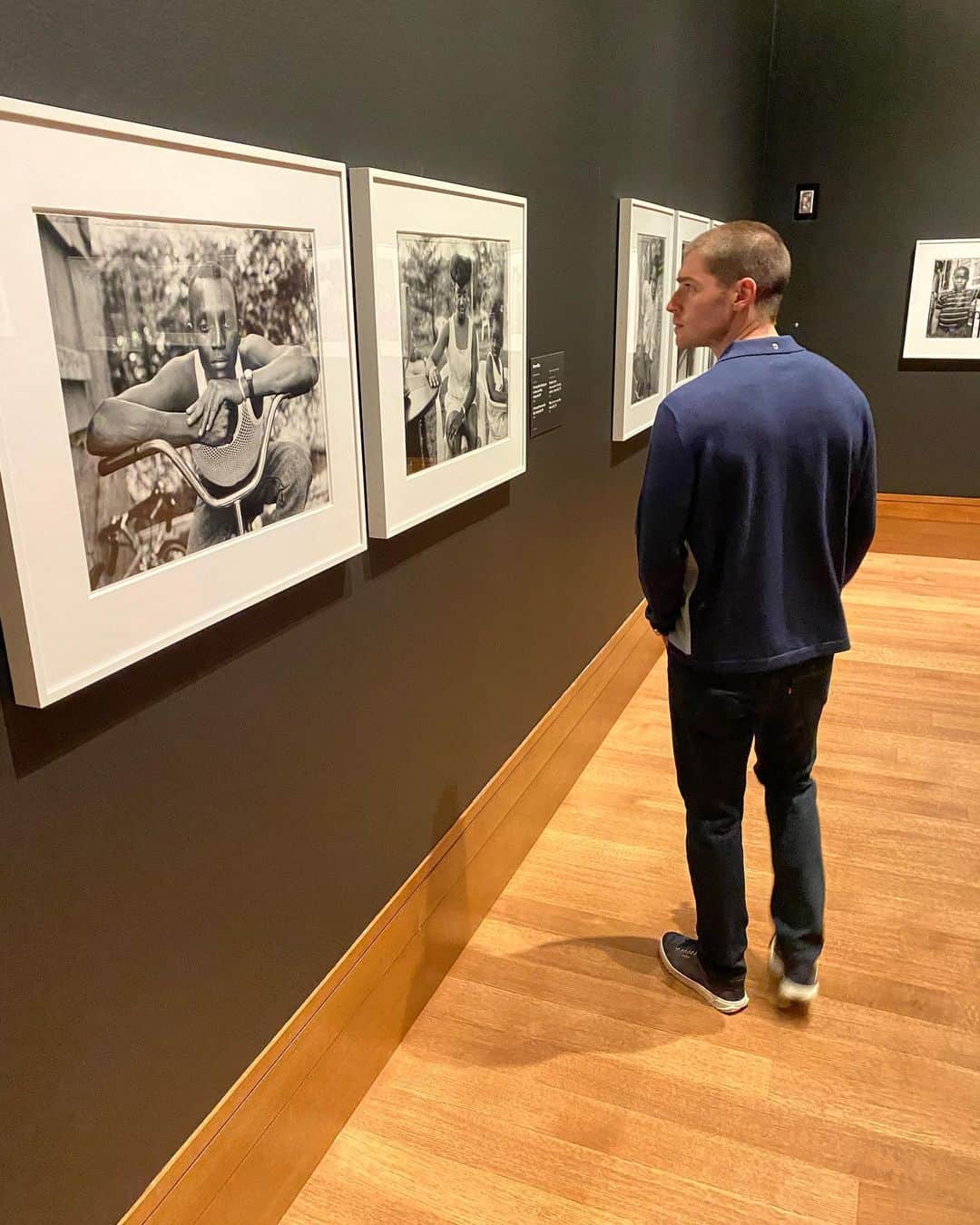 グレッグ・サルキンのインスタグラム：「@gettymuseum experiencing the incredible work of @dawoudbey & @carriemaeweems : In Dialogue」