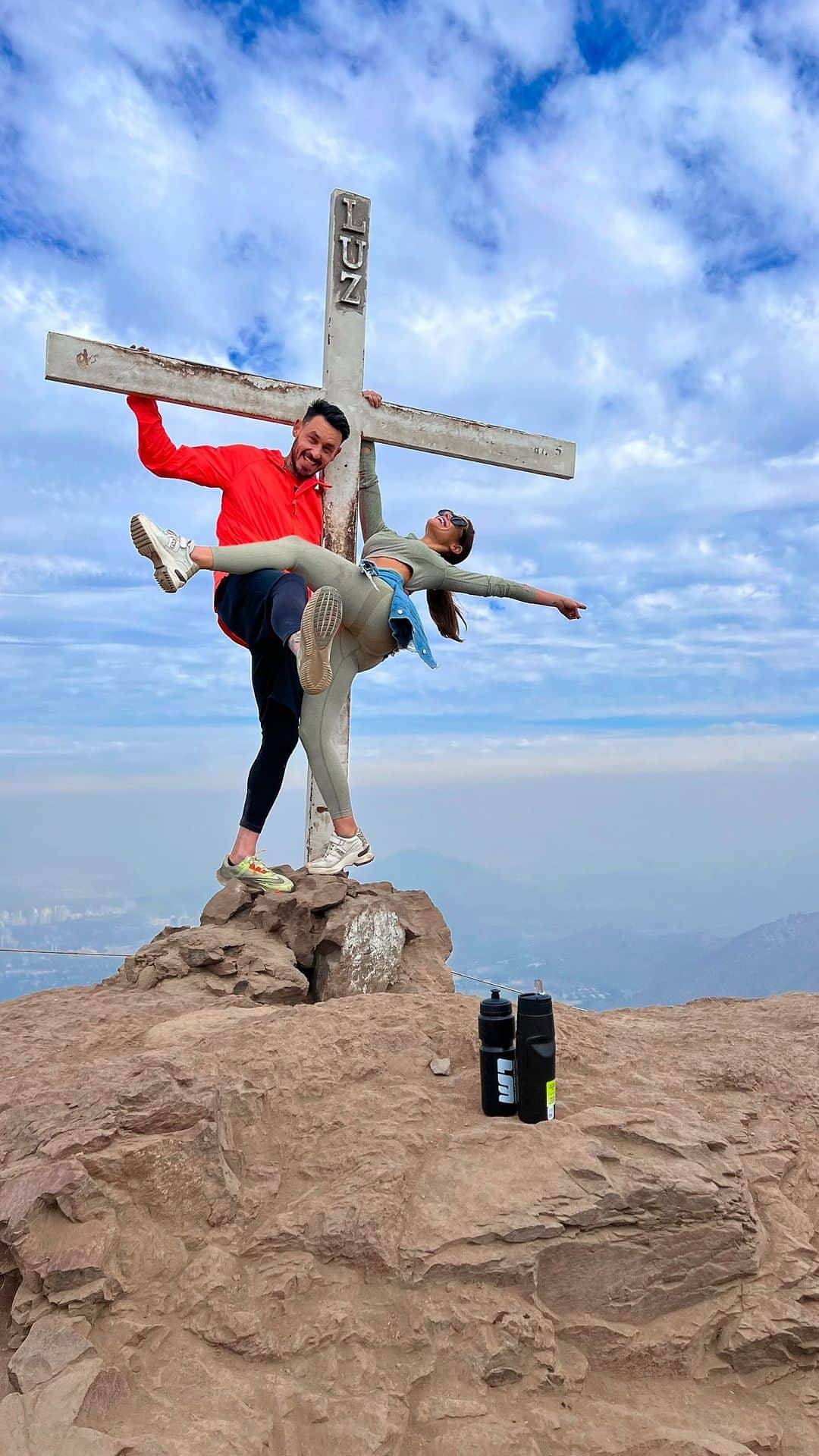 マウリシオ・ピニージャのインスタグラム：「Una mañana de deporte muy normal 😂 Entre las risas y la subida no sabia si respiraba o sobrevivía jajaja Era solo el manquehuito pero se sintió como el #everest 🐒 + 🐒 = 😍 #manquehuito #chile」