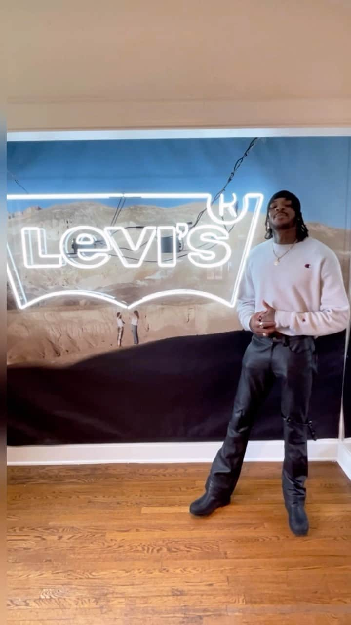 クリス・オドネルのインスタグラム：「Yo thank you @levis ! My birthday and Coachella about to be lit !! 🌹🌹」