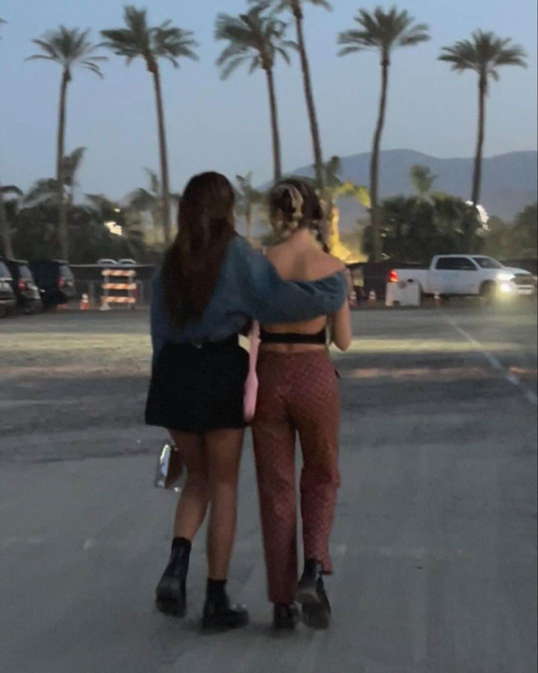 Tamara Kalinicさんのインスタグラム写真 - (Tamara KalinicInstagram)「I never skipped a #coachella since 2016 but this year we are doing some things a little bit different. So here is a throwback to some amazing times with my friends and loved ones - and you  soon find out what we are doing instead ✨ to everyone who is going - have fun and stay safe ❤️」4月15日 3時29分 - tamara