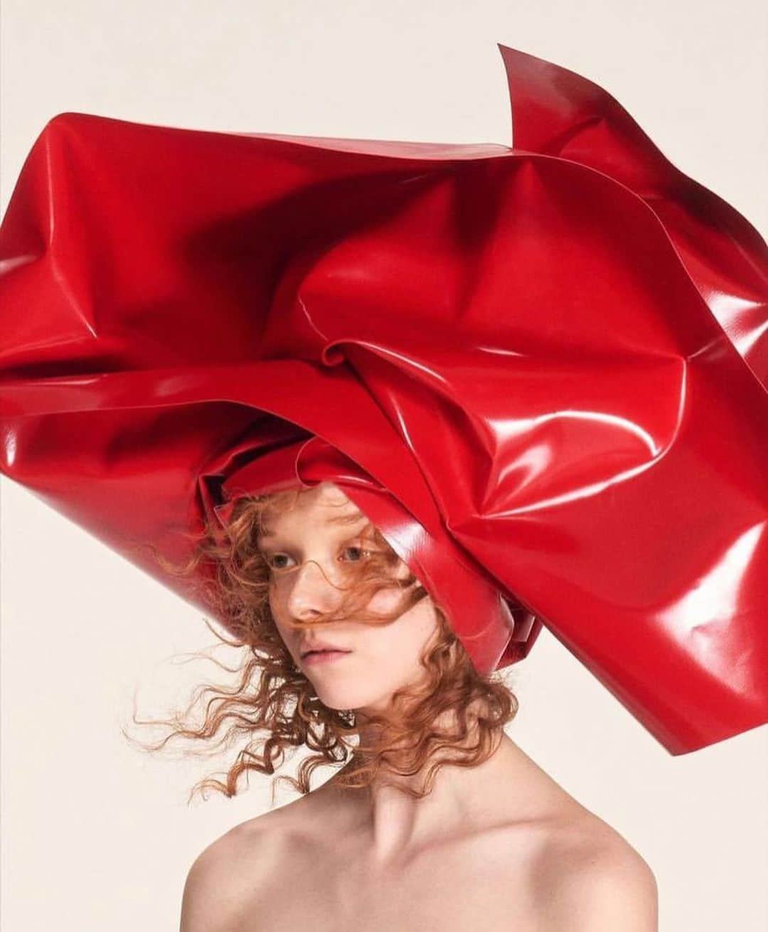 IMG Modelsさんのインスタグラム写真 - (IMG ModelsInstagram)「Unwrapped. 🎁 @_lilynova_ stars in the latest @theperfectmagazine. #📷 @steve__mackey #👗 @kegrand #IMGmodels」4月15日 3時44分 - imgmodels