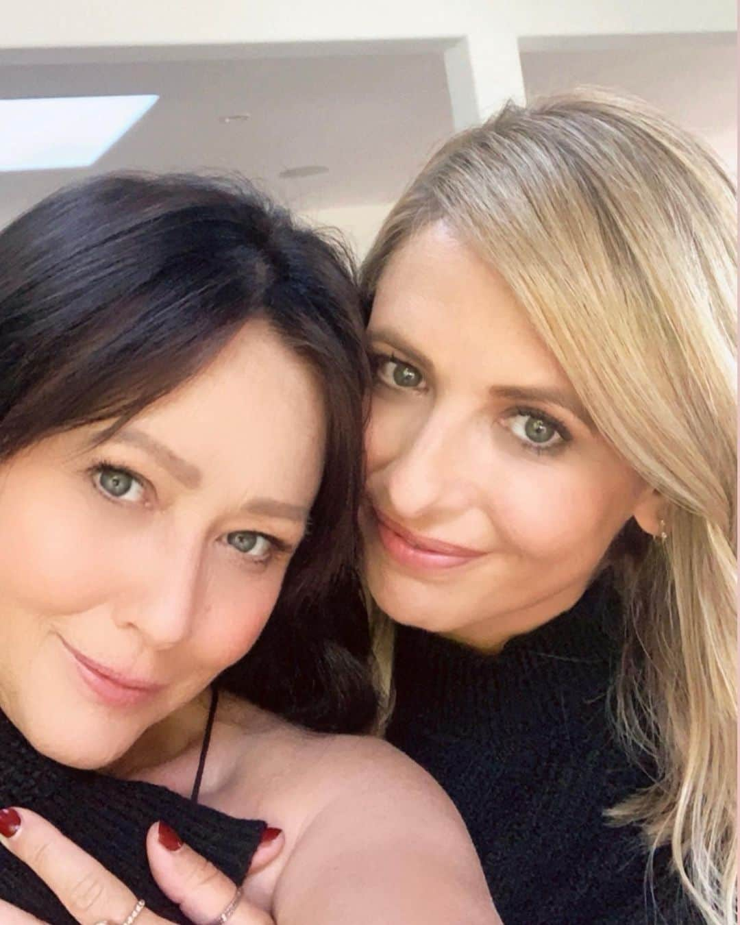 シャナン・ドハーティーのインスタグラム：「Happy birthday S. Love you!! @sarahmgellar」