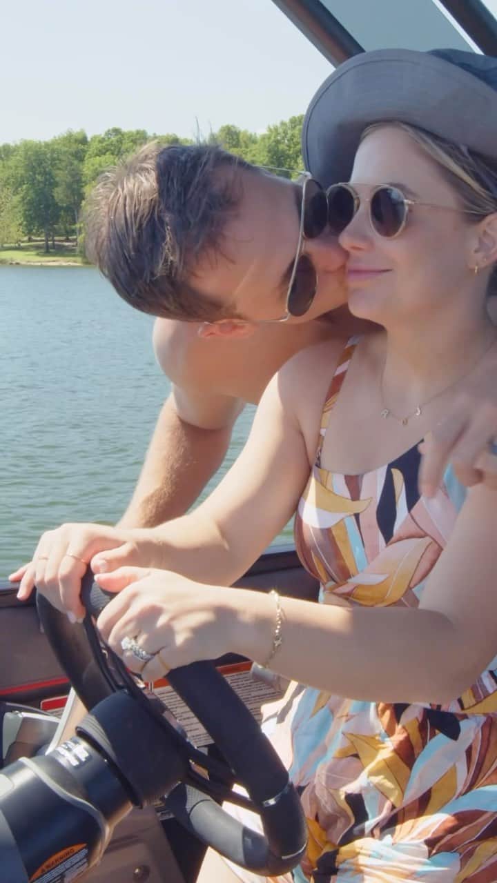ショーン・ジョンソンのインスタグラム：「Now that it’s getting warmer outside, we’re taking advantage of ALL the water activities we can do with the kiddos hahaha. We spent the day on @manitoupontoonboats as a family and it was such a blast. Can’t get over how amazing this boat is!!」
