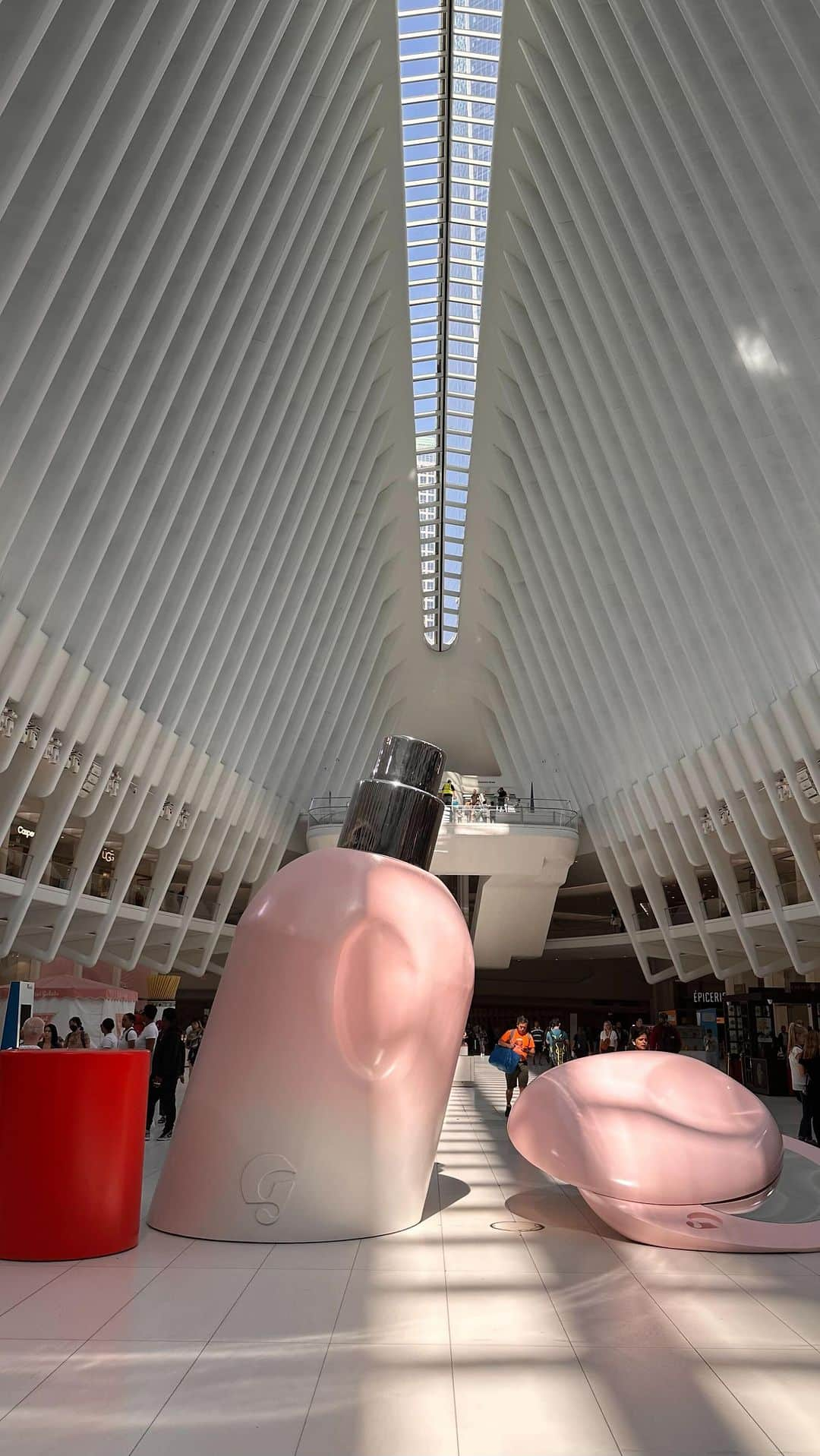 Glossierのインスタグラム：「Chi ↔️ NYC! Today and tomorrow say hi to You 👋, snap a pick (or two), chat with our Editors, and grab a sample of Glossier You while supplies last. Come on by, we’re at the Oculus at the World Trade Center #GlossierIRL!⁣ ⁣ Samples are available today from 5-7pm and tomorrow 12-2pm ET only 💗」