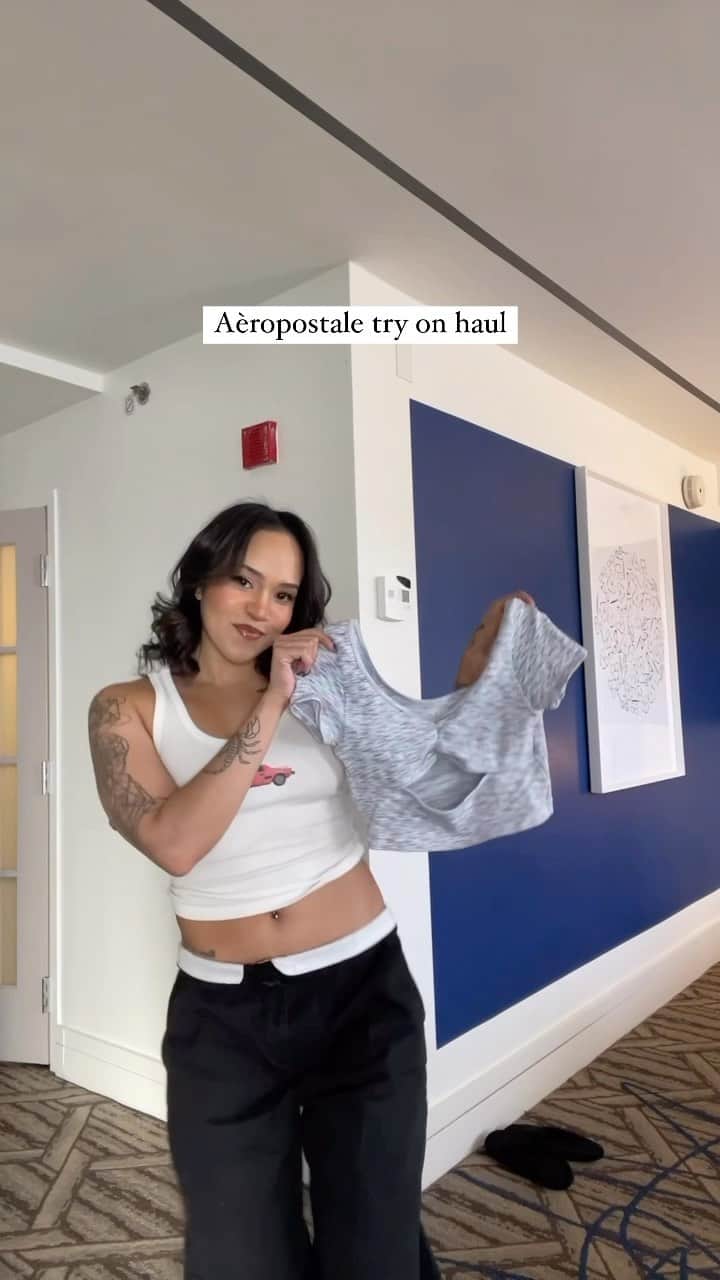 エアロポステールのインスタグラム：「Any look is slay-able in our fold-over waistband pants 😍HURRY only a few left online! #WearAero」
