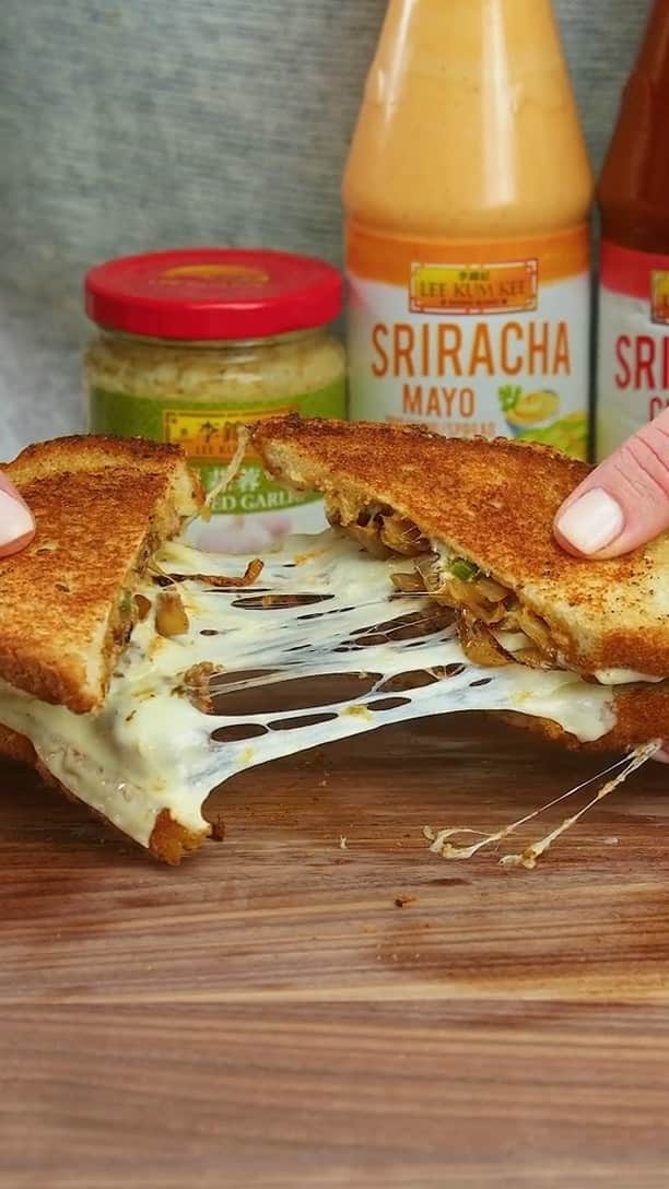 Lee Kum Kee USA（李錦記）のインスタグラム：「🍔🌶️🧄 Get ready for a mouth-watering burger experience with this Spicy Patty Melt recipe! 🔥  Featuring Lee Kum Kee Panda Brand Oyster Flavored Sauce, Sriracha Chili, Sriracha Mayo, Minced Garlic, and Chili Garlic Sauce, this burger is the perfect combination of spicy and savory flavors. 😋🌶️   #BurgerLove #SpicyFood #LeeKumKee #leekumkeeusa #OysterSauce #Sriracha #ChiliGarlicSauce #spicypattymelt」