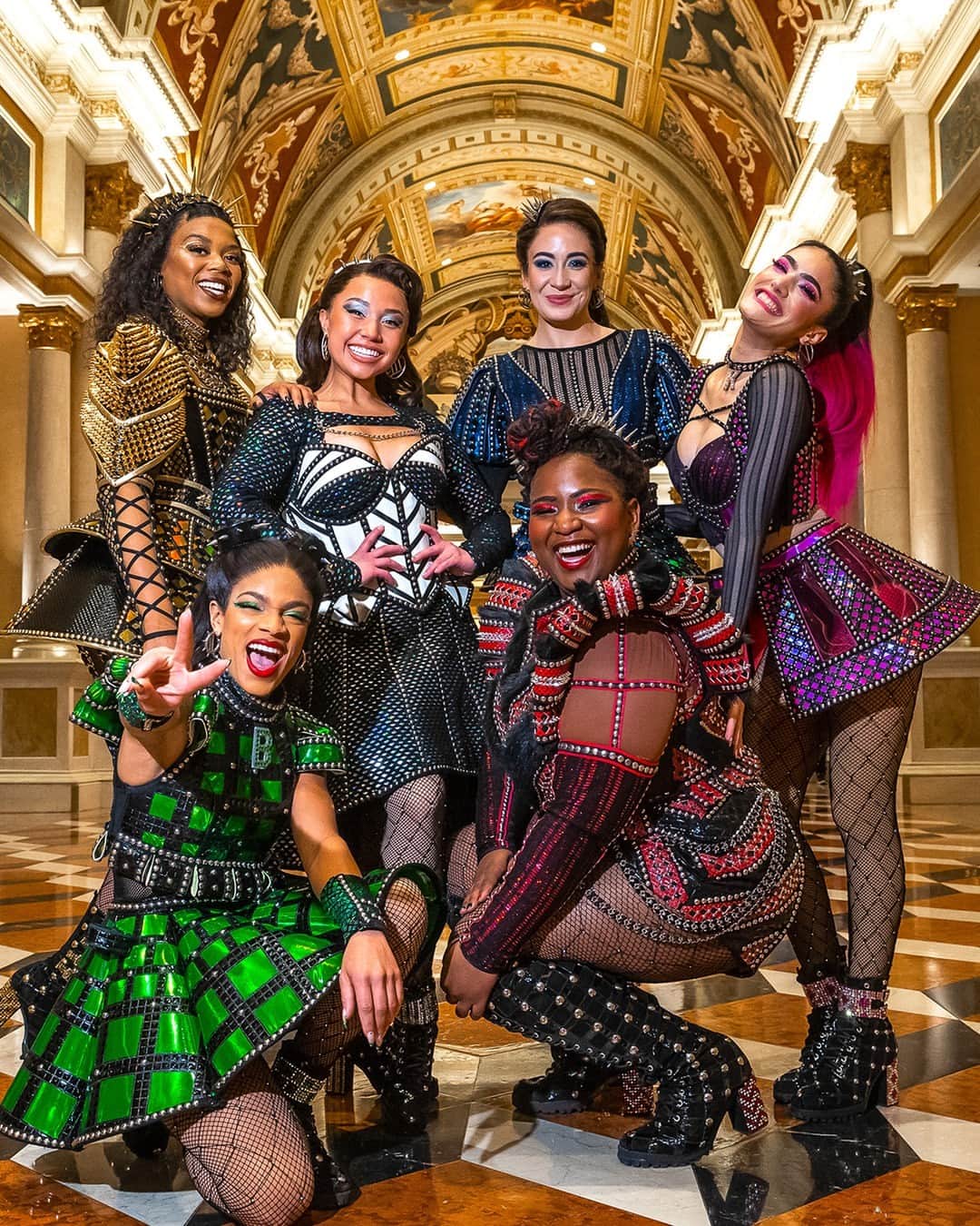 The Venetian Las Vegasさんのインスタグラム写真 - (The Venetian Las VegasInstagram)「SIX The Musical queens, they are just like us. Have you seen them in action? 👇👑」4月15日 4時00分 - venetianvegas