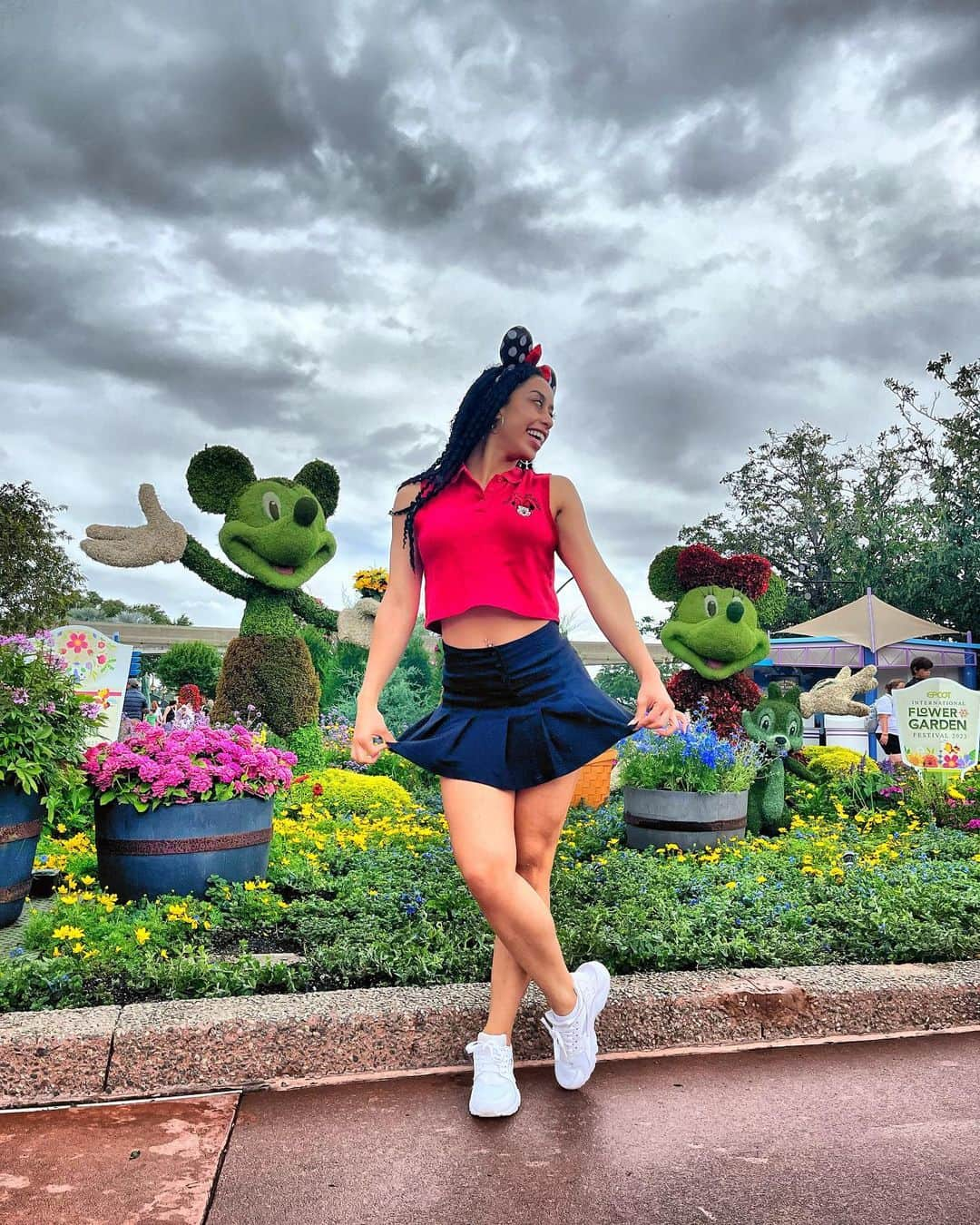 ソフィーナ・デジーサスのインスタグラム：「Kid at heart 🥰🪄 #DisneyWorld #Epcot」