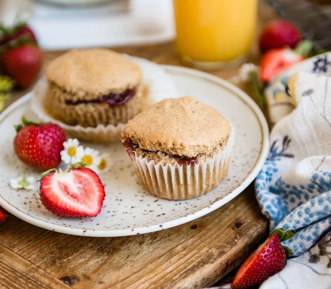 Simple Green Smoothiesのインスタグラム：「It's the season for strawberries! 🍓 These vegan muffins will bring you back to childhood peanut butter and jelly sandwiches in a sophisticated and more nutritious way.⁣ ⁣ Make a batch of these muffins for a perfect grab-and-go breakfast or snack with the best almond butter + jam flavored combo. ⁣ ⁣ 👉 Click the link in bio for the recipe⁣ ⁣ #healthyeating #healthyrecipes #springrecipes #veganmuffins #strawberryseason #strawberrymuffins #cleanfoodie」