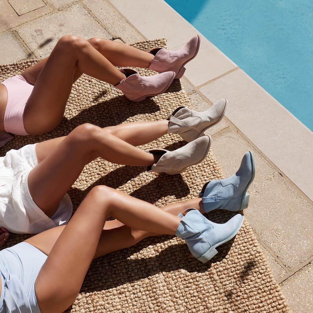フライのインスタグラム：「Let the festivities begin 💕 Statement pieces for the festival weekend.」