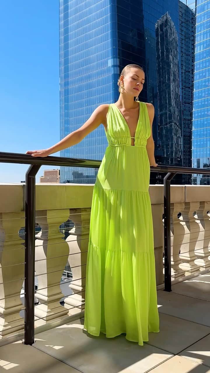 BCBGマックスアズリアのインスタグラム：「Flirty and flowy: take 30% off our best sellers and 40% off everything else. Shop our Spring Dress Event and get everything you need for wedding season, vacays, and more — link in bio & stories #BCBGMAXAZRIA」