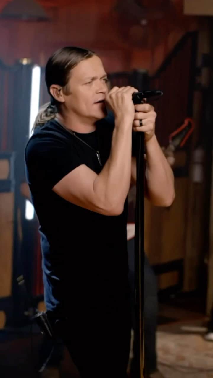 3 Doors Downのインスタグラム：「There’s another world inside of me that you may never see…   #3doorsdown #whenimgone #thesongtv #livemusic」