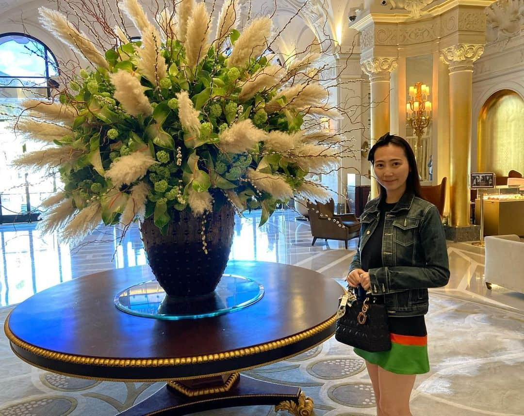 希沙 健康美のインスタグラム：「il est très tard Bonne année à tous Merci pour votre aide l'année dernière Merci pour votre soutien continu en 2023🤍 Je suis à Monaco depuis la semaine dernière. Corona s'est calmé, donc je vais passer du temps à MonacoJe vais à l'école française pendant la journée Les rues de Monaco sont belles. Le prochain retour au Japon aura lieu quatre mois plus tard. #フランス語下手で申し訳ありません #このお洋服去年のコレクション #去年一回しか出番がなかったので #ディオールの日  #dior #diormakeup  #monaco #mónaco #monacolife  #monaco🇮🇩 #mônaco #monaco #europa #france #france🇫🇷 @hoteldeparismc @dior @diorbeauty」