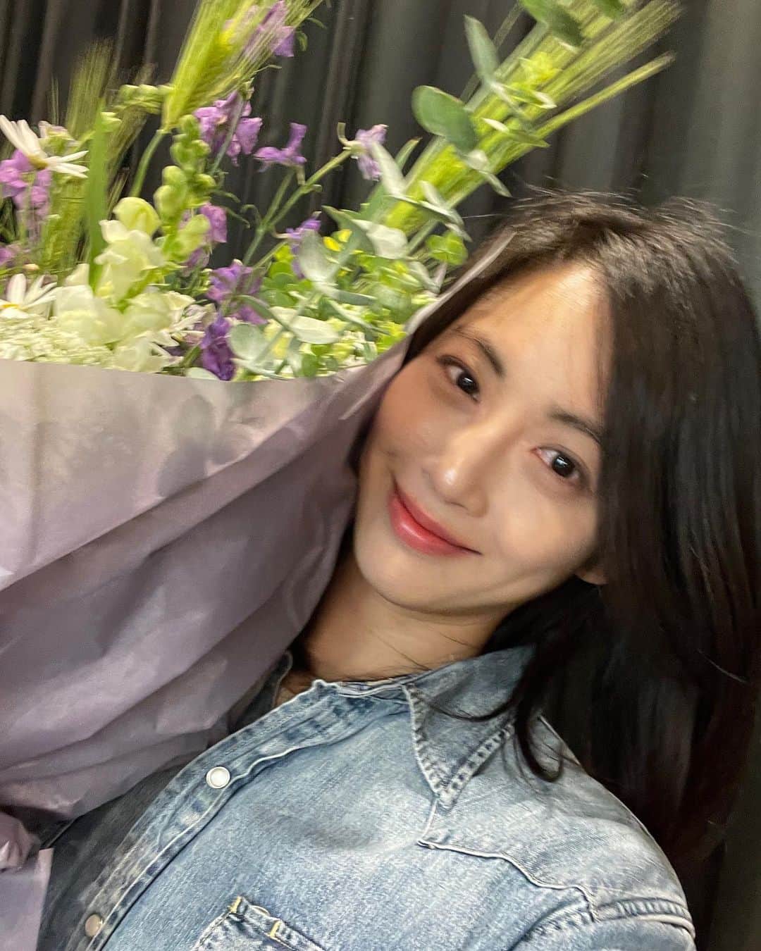 パン・ソヨンのインスタグラム：「꽃과 함께라면 두렵지 않아 셀카 💜 여러분 꽃주말하세요 💚   #셀카 #주말 #꽃」
