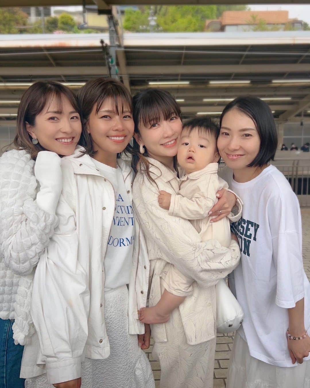 Remiさんのインスタグラム写真 - (RemiInstagram)「girls onsen trip🚅 大人女子旅withじーちゃん♨️ みんなで白コーデ🤍 カメラも持たず温泉尽くしでゆっくりしてきます〜☺️🍺」4月15日 13時55分 - remi_912