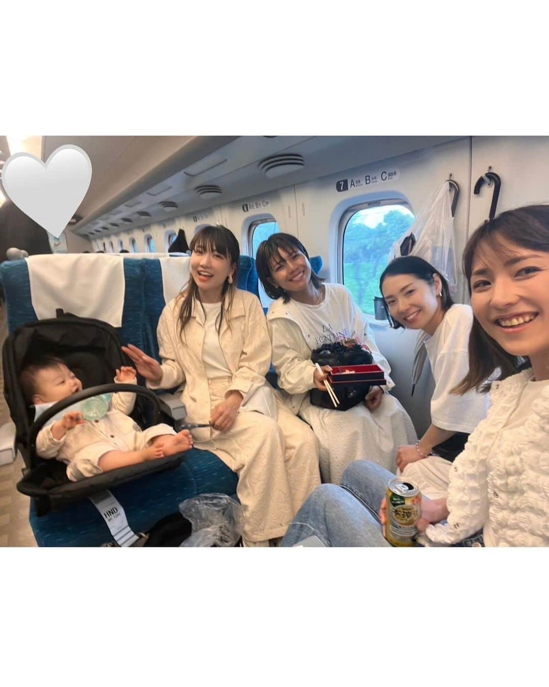 Remiさんのインスタグラム写真 - (RemiInstagram)「girls onsen trip🚅 大人女子旅withじーちゃん♨️ みんなで白コーデ🤍 カメラも持たず温泉尽くしでゆっくりしてきます〜☺️🍺」4月15日 13時55分 - remi_912