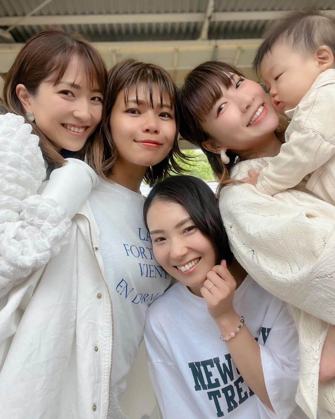 Remiさんのインスタグラム写真 - (RemiInstagram)「girls onsen trip🚅 大人女子旅withじーちゃん♨️ みんなで白コーデ🤍 カメラも持たず温泉尽くしでゆっくりしてきます〜☺️🍺」4月15日 13時55分 - remi_912