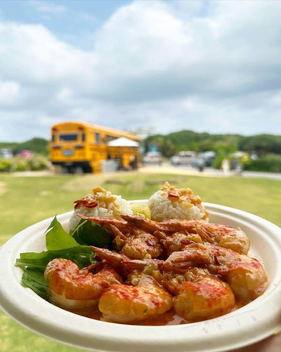 池田沙代のインスタグラム：「. ひさしぶりに行けた🦐🚌🤍 バター&辛めのやつおいしかった😋  ロケーションがかわいい☺️🫶」
