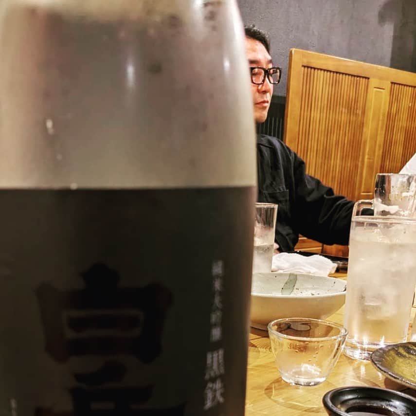 池田鉄洋のインスタグラム：「ちょっと、 出来る男風に撮れてた。  （写真のメインは日本酒🍶）（老眼なのでメニューから離れて見てるだけ）」