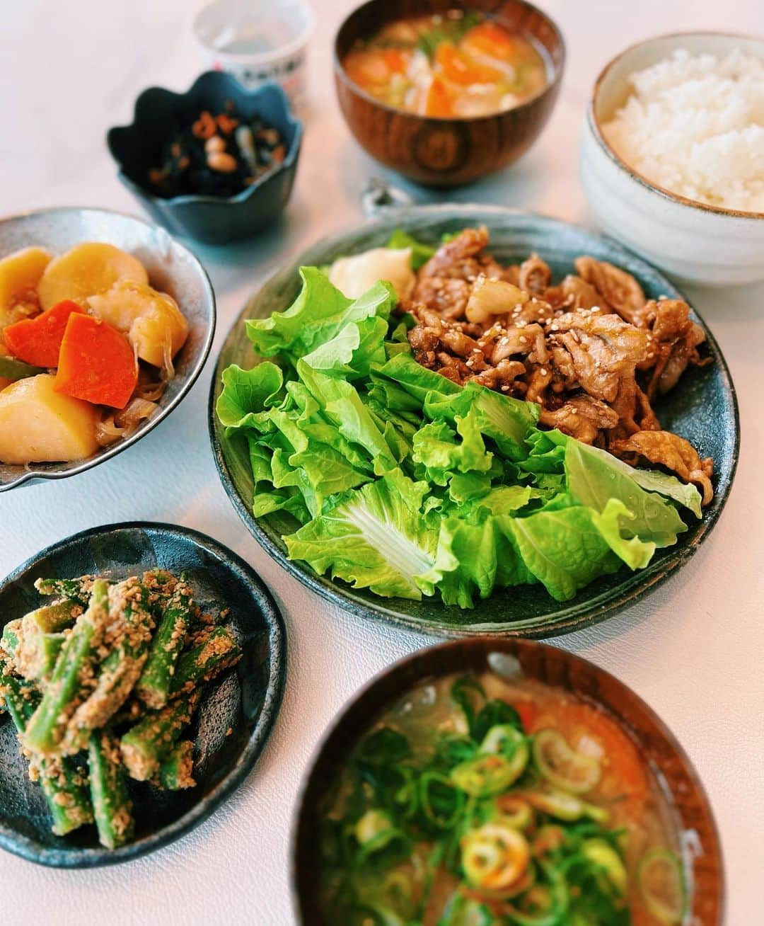 GENKINGの釜飯のインスタグラム：「お昼ごはん🍚  .野菜炒め .肉じゃが .おくらの胡麻和え .ひじきの煮物 .お味噌汁  #genkingkitchen」