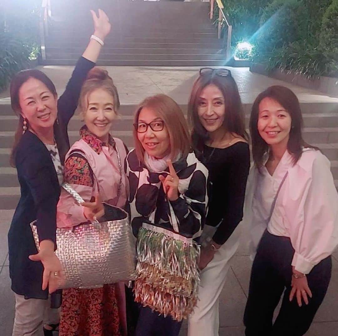 のインスタグラム：「がんばる私たち！ 「この妄想を実現させたいなあ」と私が笑うと、「何言ってるの！実現させるの！実現させるぞ！って言わなきゃダメなの！」って言われた〜 よし！ まずはその気になることからダ！」