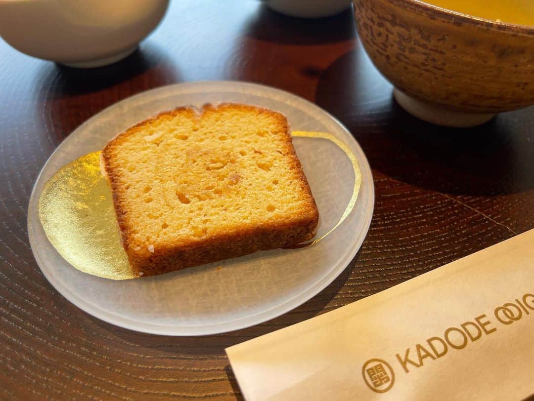 荒木麻里子さんのインスタグラム写真 - (荒木麻里子Instagram)「静岡で好きな場所のひとつ🌱  @kadode_ooigawa  . 地場産品の大きなマルシェと、 色んなお茶を楽しく知れるお茶エリア🍵 道を挟むと大井川鐵道の門出駅🚂 子供の遊び場もあります。 . そんな場所で ふじのくに新商品セレクション金賞を受賞した レモンケーキを取材してきました🍋 茶寮でいただく、緑茶に合うレモンケーキ。 レモンの味がかなり濃く、爽やかな風味が緑茶と確かに良く合う🤭 ネットショップもあるみたいですよ！ . . . #レモンケーキ #レモンケーキ🍋 #レモンケーキ部 #レモンケーキ好きな人と繋がりたい #カドデオオイガワ」4月15日 14時04分 - marilyn198612