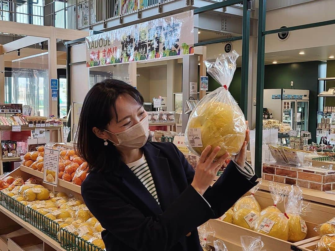 荒木麻里子さんのインスタグラム写真 - (荒木麻里子Instagram)「静岡で好きな場所のひとつ🌱  @kadode_ooigawa  . 地場産品の大きなマルシェと、 色んなお茶を楽しく知れるお茶エリア🍵 道を挟むと大井川鐵道の門出駅🚂 子供の遊び場もあります。 . そんな場所で ふじのくに新商品セレクション金賞を受賞した レモンケーキを取材してきました🍋 茶寮でいただく、緑茶に合うレモンケーキ。 レモンの味がかなり濃く、爽やかな風味が緑茶と確かに良く合う🤭 ネットショップもあるみたいですよ！ . . . #レモンケーキ #レモンケーキ🍋 #レモンケーキ部 #レモンケーキ好きな人と繋がりたい #カドデオオイガワ」4月15日 14時04分 - marilyn198612