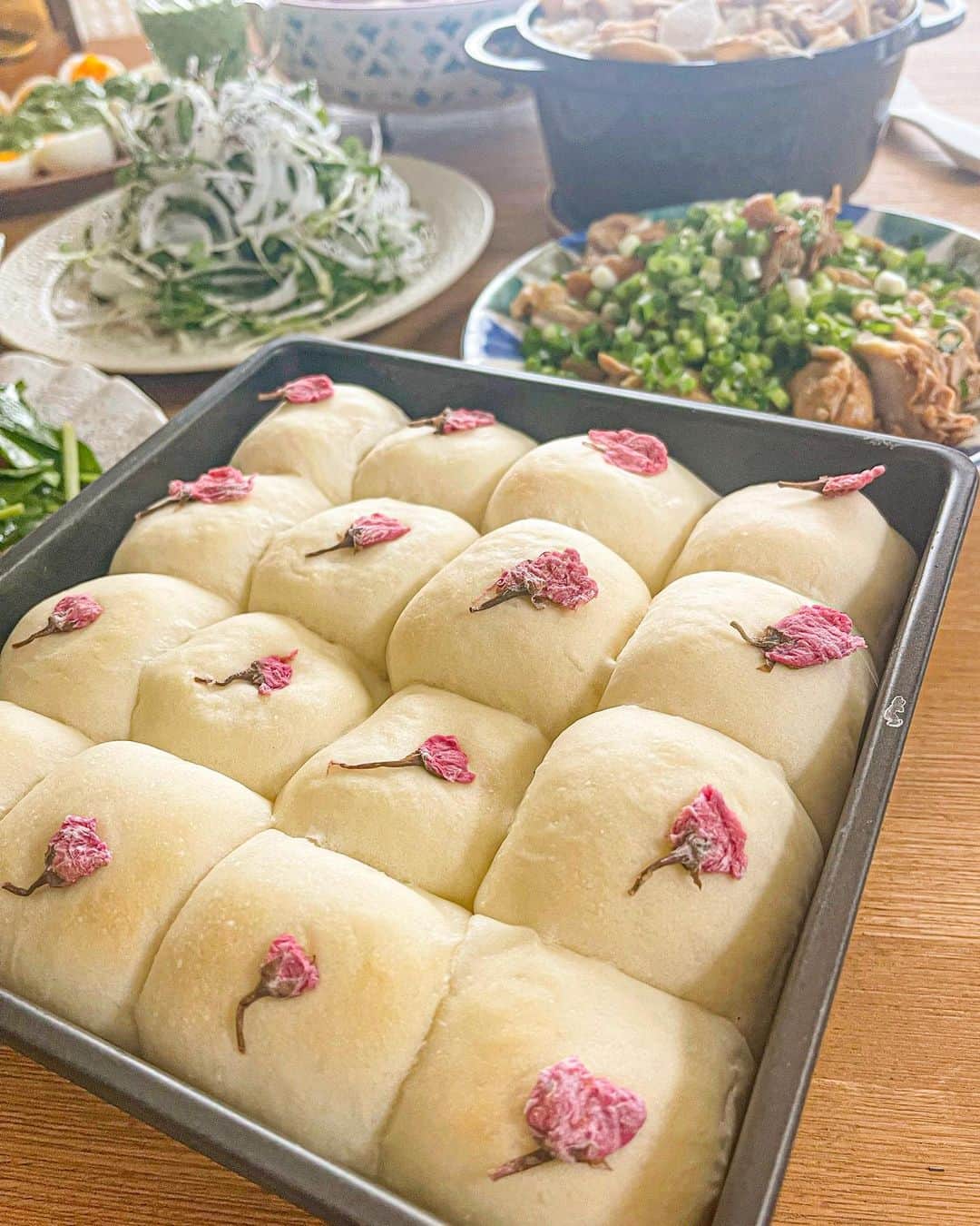 はるあんのインスタグラム：「春を感じるちぎりパン🌸 とっても可愛くできました〜😍  桜の塩漬けは本当にかわいい。 パンもかわいいし、おいなりさんとか、お茶に浮かべたりとか…。素敵よね🌸  撮影しながら作ったので動画もお楽しみに！  実は昨日から料理三昧だったので、今はやり切った達成感がすごいです✨ だってパンも含めて10品も作ったんです！我ながらよくやったなー！！楽しかったー🥰  　 #はるあん料理部  #春のごちそう祭り #🌸」