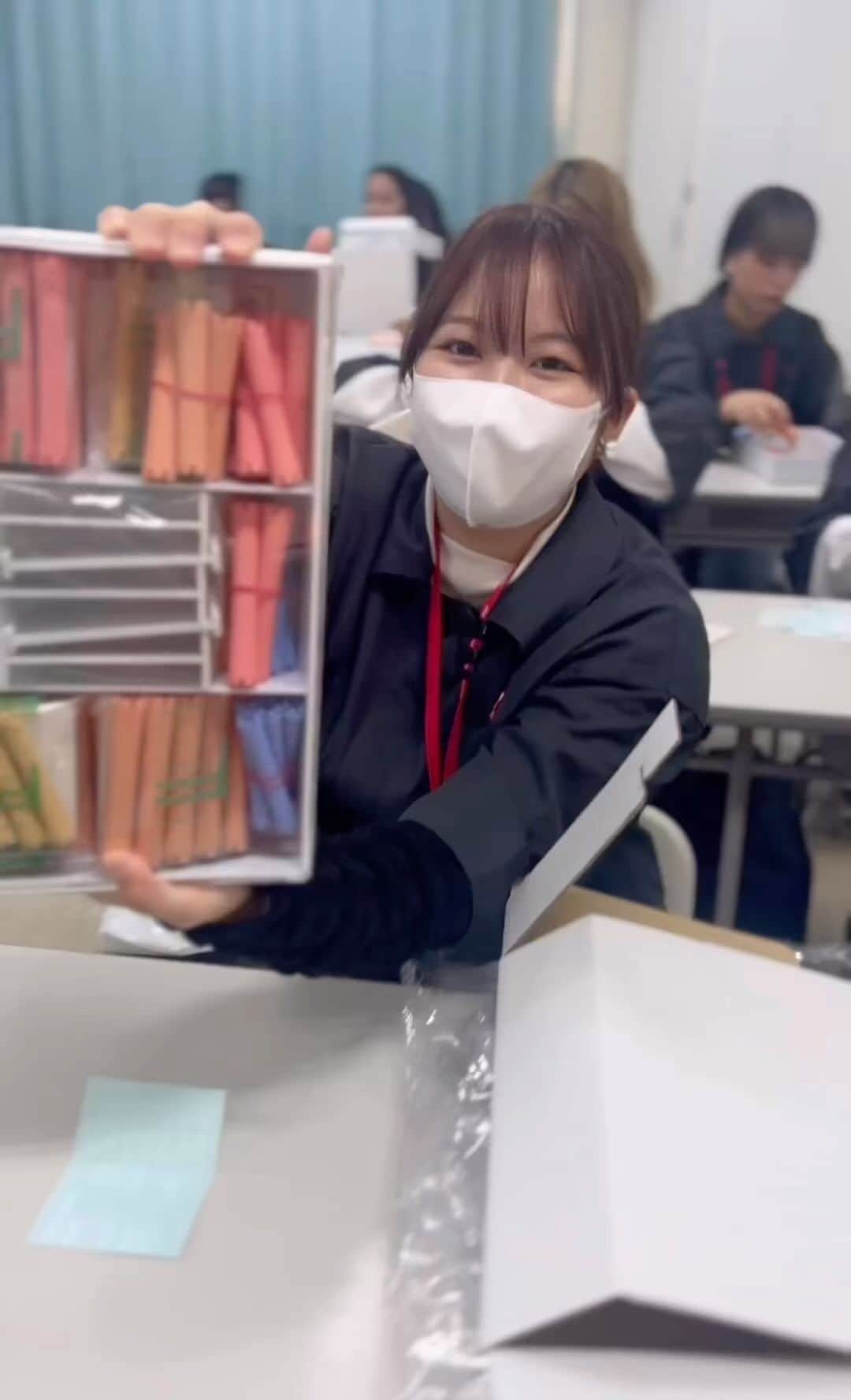 Bmodeのインスタグラム：「新生活が始まって約1週間🌸 覚えること沢山で大変なこともあるけど、皆んなで協力して楽しんでいきましょう😊👍🔥  #bmode#ビーモード#美容学校#美容学生#1年生頑張ってるシリーズ」