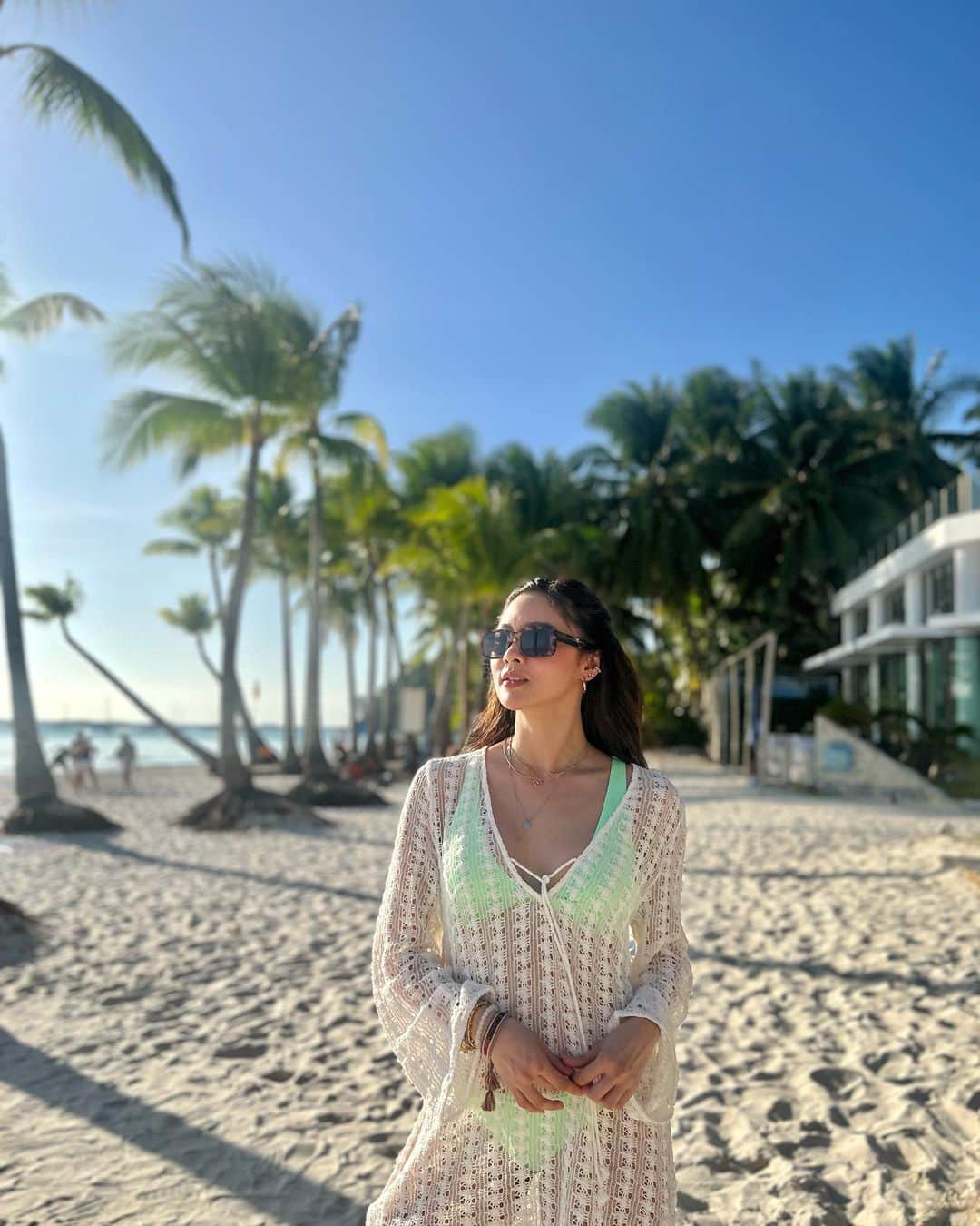 Kim Chiuさんのインスタグラム写真 - (Kim ChiuInstagram)「It's the weekend!!!!🌊☀️🌴 take me back to the island!🥰 still on a beach trip high. One week feels like a month here on my feed!!! 😜 Hihihi #CHIUrista love my swimwear and the cover-up all from #TropicalEssentials #HM @hm」4月15日 14時06分 - chinitaprincess