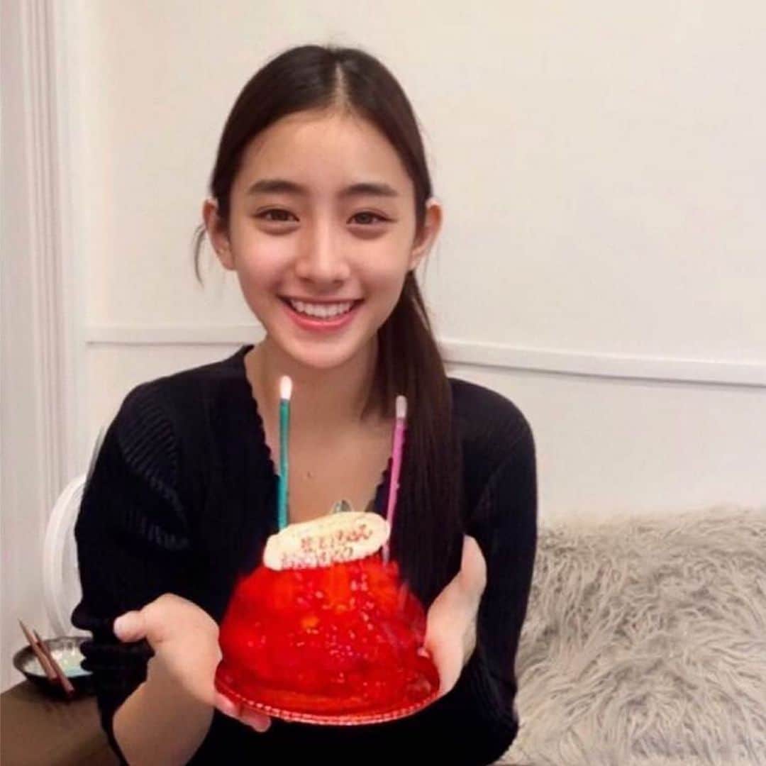 Rieco Iwaiのインスタグラム：「bot MAIちゃんを開発してみて感じました。  皆さんは私という生身と、どこまで付き合っていますか？多分90%以上付き合っていません。  何故なら、私は月に数人としか実際には 会わないからです。  もはや、1日人と会わなくてもチャットで同じ作業を繰り返していればいい。 生身は必要でしょうか？ ミーティングですらも替玉で対応できるとしたら、私のコピーに仕事をさせて、 生身の私は家でテレビみたり買い物に行ったり、私のコピーの管理をするだけで いいのではないでしょうか。  自分2に働かせて 自分は人らしい生活をする時代がきています。  #ai #bot #mai #suport」