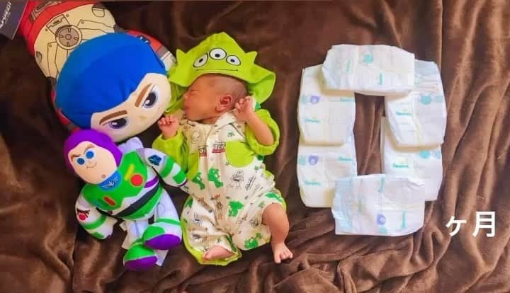 CHOCOのインスタグラム：「0ヶ月🍼💕 オムツアートやってみたけど難しかった🙄  TOY Story好き過ぎて御免なさい🙏 可愛過ぎて困っちゃう🤦🏻💕  #新生児#0ヶ月#オムツ#オムツアート #トイストーリー#toystory #リトルグリンメン #バズライトイヤー #男の子#赤ちゃん#子供服#育児記録#育児日記#宝物#ママの宝物」