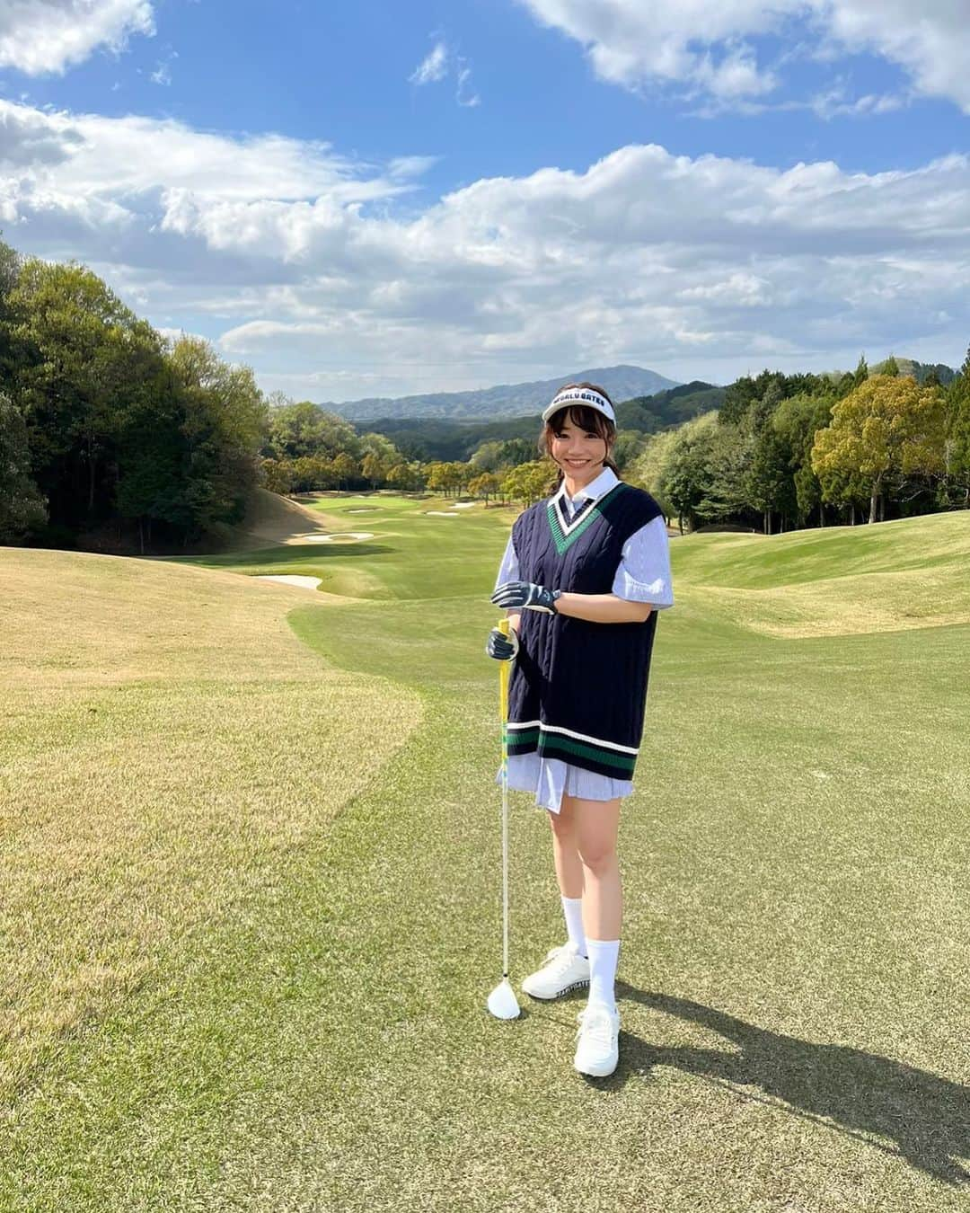 川村茉由さんのインスタグラム写真 - (川村茉由Instagram)「先週のゴルフ⛳️  レディースティーじゃなく レギュラーティーからでも ついていけるようになったかな🤣  ドライバーはだいぶ安定するように なったけど、アプローチとパター もっと練習しなきゃだ😂  この前ゴルフクラブ試打したら、 メンズのが合ってるみたいで 予約した😘 早く届かないかなあ🏌️‍♀️ キャロウェイのPARADYMと PINGでめちゃくちゃ迷った！  倶楽部大樹のYouTube チャンネル、『Better!Better!ゴルフ』 チェックしてくださいね🥰  ウェアは… ユニクロ×JW ANDERSON コラボの❤︎  #ゴルフ #ゴルフ女子 #golf #中京ゴルフ倶楽部石野コース #ゴルフ倶楽部大樹 #ユニクロ #uniqlo #jwanderson #パーリーゲイツ #perlygates」4月15日 14時11分 - mayupi_k