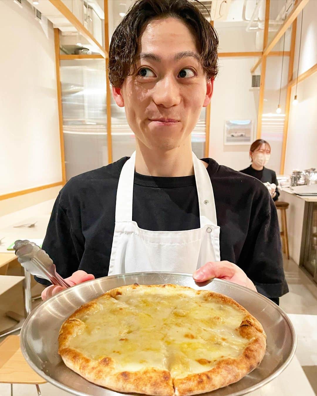 乾雅人のインスタグラム：「CRAZY PIZZA@神楽坂 30年来のお付き合いがあるTBSの「先輩」がココに行きたいと…たけし城プロデューサー達も参加でカウンター占領。 店名だけだと「ピザ屋さん？」 確かに写真の「ピザ職人 すーさん」が焼くピザは絶品。 で、柴田シェフが繰り出すイタリア料理が悶絶の旨さ、きょうかちゃんに任せておけば旨いワインが…完璧な布陣ですわ。 コース仕立てにしていただいたが「こーいうパスタが食べたい」と無理矢理リクエストして、更に追加…ピザも3種類 笑 どれもこれも美味い。こういう「どれもこれも美味い」お店はなかなか無いんですよ、ホント。 ありがとうございました。 @msyk.sbt @donbravokyoka  @szk_sq0024」