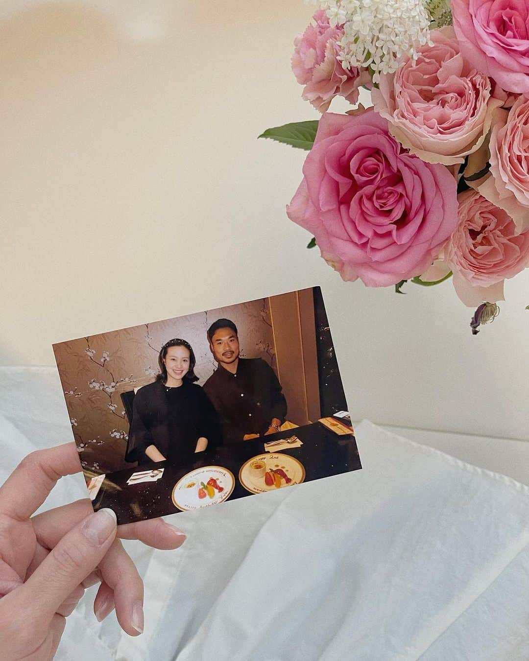 結城はゆるのインスタグラム：「🤍 　 　 　	＼ Happy 2nd Anniversary ◡̈* ／ 　 　 　 　　夫婦になりあっという間に３年目突入。 　　そして同時に誕生日も迎えました。(きゃー) 　 　  　　前日バッチバチに喧嘩してたけど← 　　当日には可愛い花束渡してくれるし 　　まさかのディナーへ連れてってくれて感無量でした。 　 　　 　　 　　心からありがとう、夫氏。 　　そしてこれからもずっとよろしく！！ 　　 　 　 　 　 　 　 #結婚記念日 #3年目 #結婚記念日ディナー  #誕生日 #誕生日ディナー #31歳になりました  #2ndanniversary #weddinganniversary  #mybirthday #happybirthdaytome」
