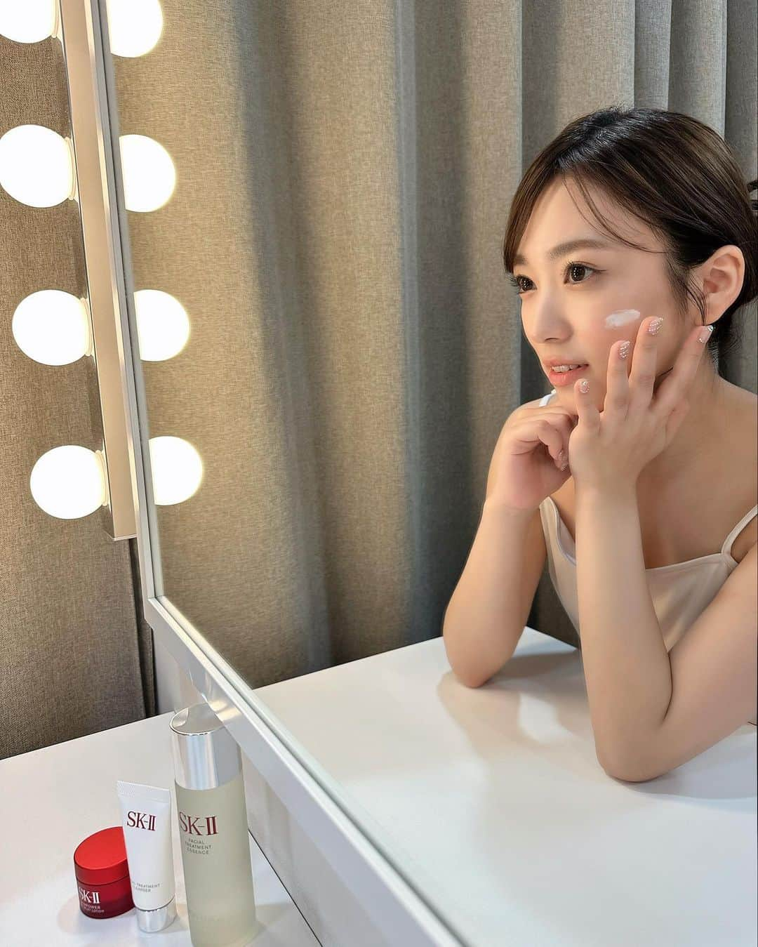 矢吹奈子さんのインスタグラム写真 - (矢吹奈子Instagram)「【ピテラ™ パワー キット】 ・フェイシャル トリートメント クレンザー ・フェイシャル トリートメント エッセンス ・スキンパワー エアリー  春はゆらぎ肌になりやすい季節で、私はとくに花粉での肌荒れが気になっていたのですが SK-IIの化粧水ピテラ™エッセンスを使ってみたら、みずみずしく、さっぱりとしたテクスチャーで肌にたっぷり潤いを届けて、塗った瞬間からぷるぷる肌になれちゃいます☀︎ 透明感あるクリアな肌に整えてくれるピテラ™を配合したSK-IIの製品を使って、肌ケアをしっかりしていきたいと思います😌✨  使ったことがない方も、この洗顔料、化粧水、美容乳液が入ったピテラ™ パワー キットでライン使いできるのでとってもおすすめです🫧  #肌調和 #肌測定 #神エッセンス #SKII #ピテラ #スキンケア #ピテラエッセンス」4月15日 14時23分 - 75_yabuki