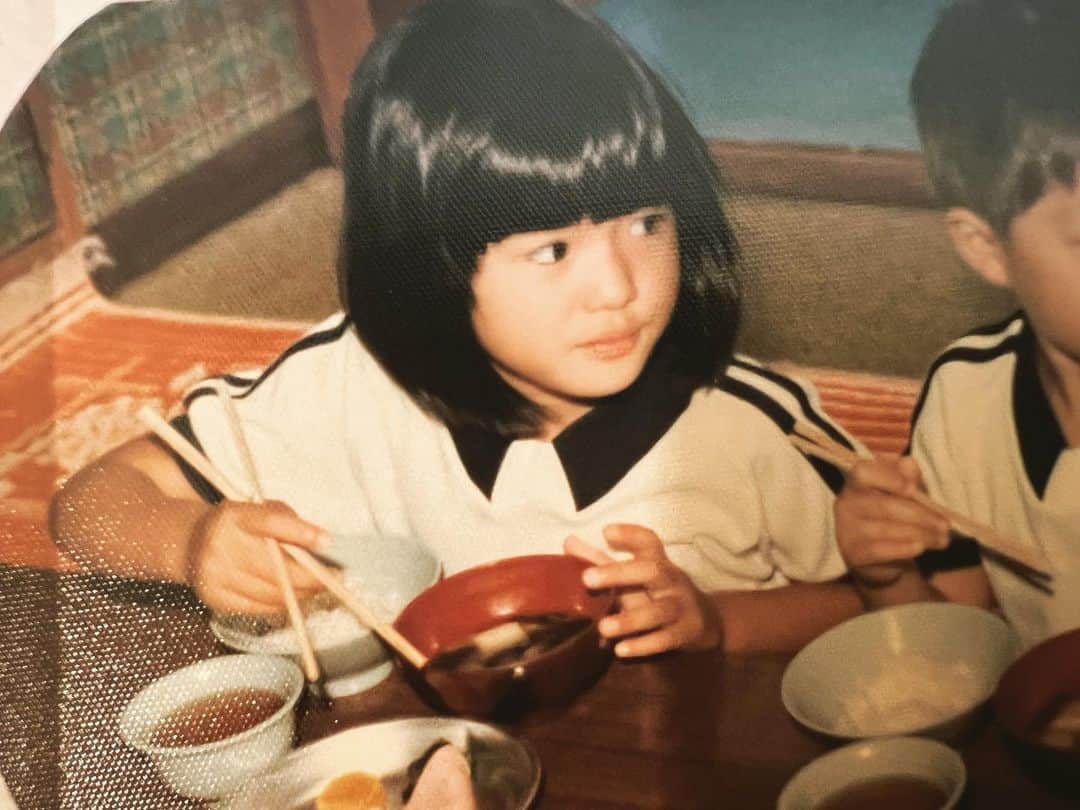 廣瀬規子のインスタグラム：「娘と同じくらいの時の私。  子育てをしていると、ふと、幼少期の自分を鮮明に思い出す瞬間があって、、、  最近では、娘と人生ゲームなんかもするようになってきて、昔、家族みんなが夢中になった懐かしいゲームを思い出しました✨  その名もブタミントン🐷 wikiでみると、流行った当時、私は11歳くらいだったみたいなんだけど、、、 子供も大人も夢中になって、笑い合って楽しんだ思い出のゲーム。  先日Amazonで調べたら10万円の値が付いていて驚いたのだけど（慌てて実家に連絡。ひょっとしてまだある？確認したところ、あったー！）  冷静になってメルカリとかで調べたら、いわゆる普通の金額で出ていました🙈😆  実家から届いたことだし、30数年の時を超えて、、、w 娘と一緒に遊びたいと思います❣️😆  子供の頃の楽しい思い出。 沢山残してあげたいな🥹😌✨  #ブタミントン #ブタミントン知ってる人ー？」